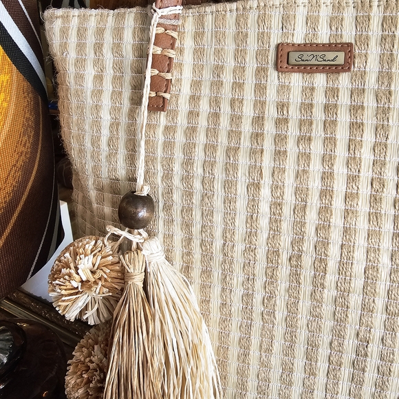 NWT Beige Woven Tote Bag - Picture 2 of 6